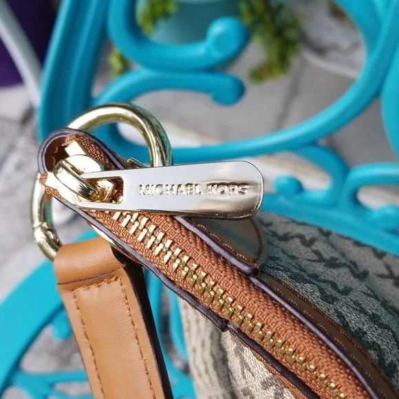 Michael Kors Beige/Brown Signature Coated Canvas and Leather Jet Set Hobo NWT - Picture 4 of 12